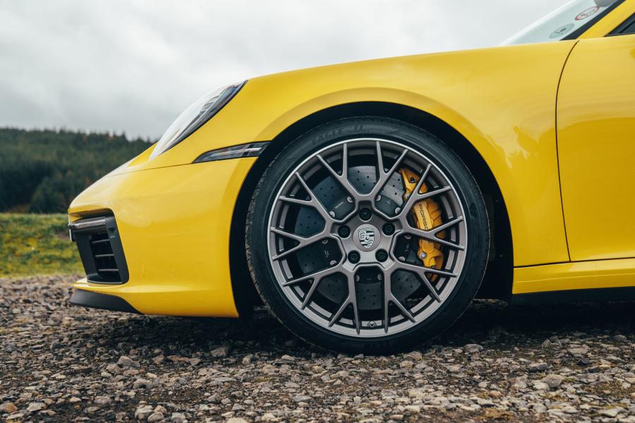 Колеса Porsche 911 Carrera 4S (992) 2019 года  (UK) (фото 7 из 40)